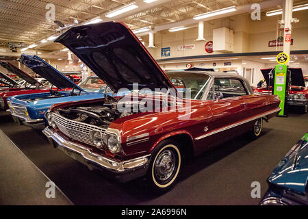 Punta Gorda, Florida, USA - Oktober 13, 2019: Rot 1963 Chevrolet Impala SS in das Muscle Car City Museum angezeigt. Redaktionelle Verwendung Stockfoto