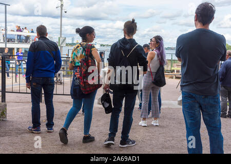 Menschen warten auf die Suomenlinna Fähre im Suomenlinna Hafen zu bekommen. Stockfoto