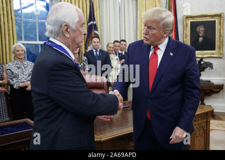 Washington DC, USA. 24. Okt 2019. US-Präsident Donald J. Trumpf (R) Auszeichnungen die Presidential Medal of Freedom in American Racing Magnat Roger Penske (L) Während einer Zeremonie im Oval Office des Weißen Hauses in Washington, DC, USA, 24. Oktober 2019. Die Medaille der Freiheit ist vom Präsidenten an Bürger, die ein ''besonders verdienstvollen Beitrag zur Sicherheit oder nationalen Interessen der Vereinigten Staaten, oder den Frieden in der Welt, oder kulturelle oder andere bedeutende öffentliche und private Bemühungen machen vergeben.''. Credit: ZUMA Press, Inc./Alamy leben Nachrichten Stockfoto