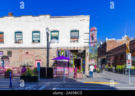 Portland, Oregon - 26. April 2018: Die berühmten Voodoo Donut Shop in der Innenstadt von Portland Stockfoto