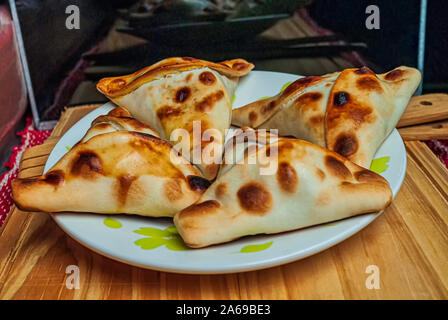 Sfiha, Art der Torte wie mit Ursprung in Syrien und im Libanon und in der ganzen Welt konsumiert, auf rustikalen Holztisch. Stockfoto