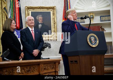 US-Präsident Donald J. Trumpf (R), mit American Racing Magnat Roger Penske (C) und seine Frau Kathy Penske (L), liefert Erläuterungen während der Presidential Medal of Freedom Zeremonie im Oval Office des Weißen Hauses in Washington, DC, USA, 24. Oktober 2019. Die Medaille der Freiheit wird durch den Präsidenten, Bürgern, die eine "besonders verdienstvollen Beitrag zur Sicherheit oder nationalen Interessen der Vereinigten Staaten, oder den Frieden in der Welt stellen vergeben, oder kulturelle oder andere bedeutende öffentliche oder private Unternehmungen." Credit: Shawn Thew/Pool über CNP | Verwendung weltweit Stockfoto