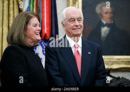 American Racing Magnat Roger Penske (R) und seine Frau Kathy Penske (L) hören als US-Präsident Donald J. Trumpf Erläuterungen während der Presidential Medal of Freedom Zeremonie liefert im Oval Office des Weißen Hauses in Washington, DC, USA, 24. Oktober 2019. Die Medaille der Freiheit wird durch den Präsidenten, Bürgern, die eine "besonders verdienstvollen Beitrag zur Sicherheit oder nationalen Interessen der Vereinigten Staaten, oder den Frieden in der Welt stellen vergeben, oder kulturelle oder andere bedeutende öffentliche oder private Unternehmungen." Credit: Shawn Thew/Pool über CNP | Verwendung weltweit Stockfoto