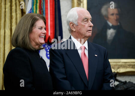 American Racing Magnat Roger Penske (R) und seine Frau Kathy Penske (L) hören als US-Präsident Donald J. Trumpf Erläuterungen während der Presidential Medal of Freedom Zeremonie liefert im Oval Office des Weißen Hauses in Washington, DC, USA, 24. Oktober 2019. Die Medaille der Freiheit wird durch den Präsidenten, Bürgern, die eine "besonders verdienstvollen Beitrag zur Sicherheit oder nationalen Interessen der Vereinigten Staaten, oder den Frieden in der Welt stellen vergeben, oder kulturelle oder andere bedeutende öffentliche oder private Unternehmungen." Credit: Shawn Thew/Pool über CNP | Verwendung weltweit Stockfoto