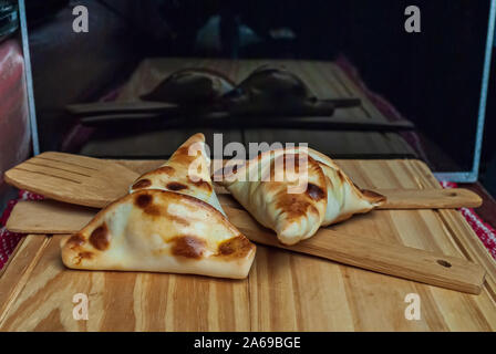 Sfiha, Art der Torte wie mit Ursprung in Syrien und im Libanon und in der ganzen Welt konsumiert, auf rustikalen Holztisch. Stockfoto