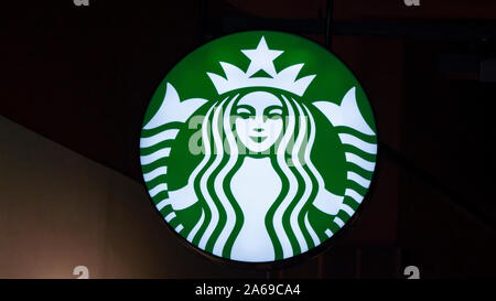 FRANKFURT, Deutschland - 5. Oktober, 2019: Starbucks Coffee Shop berühmten Niederlassungen in Frankfurt/M. Logo Starbucks Nahaufnahme. Stockfoto