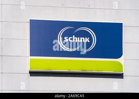 Gießen HEUCHELHEIM, Deutschland - August 2019: Schunk logo Zeichen an der Wand Stockfoto