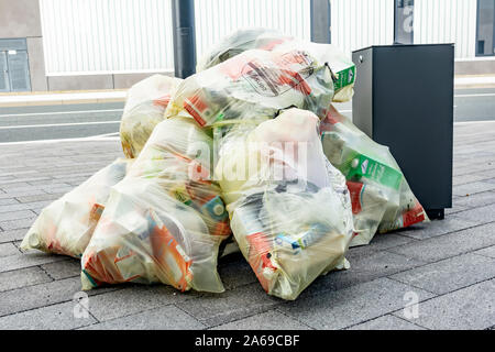 WETZLAR, FGERMANY - 05. SEPTEMBER 2019 - Viele transparente Säcke mit Müll und Abfälle stapelten sich in einem Haufen Stockfoto