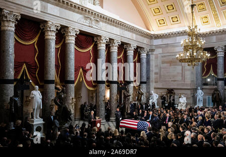 Washington DC, USA. 24. Okt 2019. United States Mehrheitsführer im Senat, Mitch McConnell (Republikaner von Kentucky), Links, spricht in der Nähe der amerikanischen Flagge - drapierte Schatulle der Vereinigten Staaten Vertreter Elijah Cummings (Demokrat von Maryland) während einer Trauerfeier in National Statuary Hall im US-Kapitol in Washington, DC, USA, am Donnerstag, Oktober 24, 2019. Cummings starb im Alter von 68 Jahren am 17. Oktober aufgrund von Komplikationen im Zusammenhang mit langjährigen gesundheitlichen Herausforderungen. Quelle: dpa Picture alliance/Alamy leben Nachrichten Stockfoto