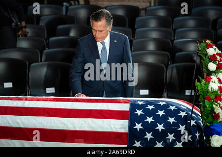 Washington DC, USA. 24. Okt 2019. Us-Senator (Republikaner Mitt Romney von Utah), zahlt seinen Respekt über die amerikanische Flagge - drapierte Schatulle des späten US-Vertreter Elijah Cummings (Demokrat von Maryland) während einer Trauerfeier in National Statuary Hall im US-Kapitol in Washington, DC, USA, am Donnerstag, Oktober 24, 2019. Cummings, eine zentrale Figur in einem amtsenthebungsverfahren Anfrage Demokraten" und ein scharfer Kritiker von US-Präsident Donald J. Trumpf, starb im Alter von 68 Jahren am 17. Oktober aufgrund von Komplikationen im Zusammenhang mit langjährigen gesundheitlichen Herausforderungen. Quelle: dpa Picture alliance/Alamy leben Nachrichten Stockfoto