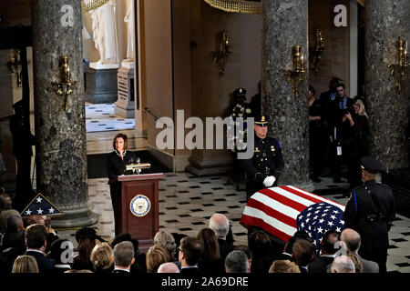 Washington DC, USA. 24. Okt 2019. Sprecher der Vereinigten Staaten des Repräsentantenhauses Nancy Pelosi (Demokrat aus Kalifornien), spricht neben der Flagge - drapierte Schatulle des späten US-Vertreter Elijah Cummings (Demokrat von Maryland) in National Statuary Hall während einer Trauerfeier auf dem Kapitol in Washington, DC, USA, am Donnerstag, Oktober 24, 2019. Cummings starb im Alter von 68 Jahren am 17. Oktober aufgrund von Komplikationen im Zusammenhang mit langjährigen gesundheitlichen Herausforderungen. Quelle: dpa Picture alliance/Alamy leben Nachrichten Stockfoto