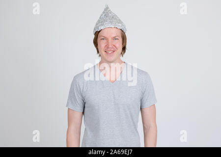 Junger Mann mit Alufolie hat als Verschwörungstheorie Konzept Stockfoto