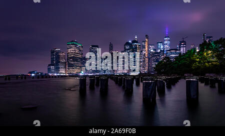 Nacht Blick auf Lower Manhattan von Brooklyn Bridge Park Stockfoto