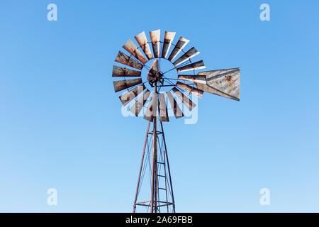 Windpump auf eine Iowa Bauernhof. Stockfoto
