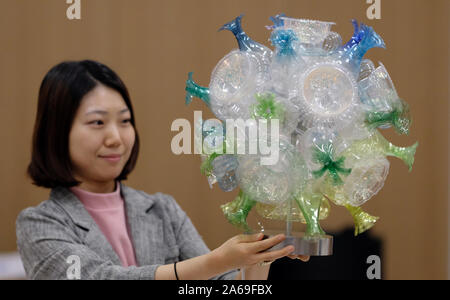 Leipzig, Deutschland. 24 Okt, 2019. Eine Lampe, die von koreanischen Künstler Seong Hwan Hyun mit Kunststoffabfällen können Sie im Designer öffnen Ausstellung im Koreanischen Upcycling Kunst & Design gesehen werden. Vom 25. bis 27. Oktober 2019, über 160 Aussteller aus 10 Ländern präsentieren innovative und nachhaltige Ideen. Credit: Sebastian Willnow/dpa-Zentralbild/dpa/Alamy leben Nachrichten Stockfoto