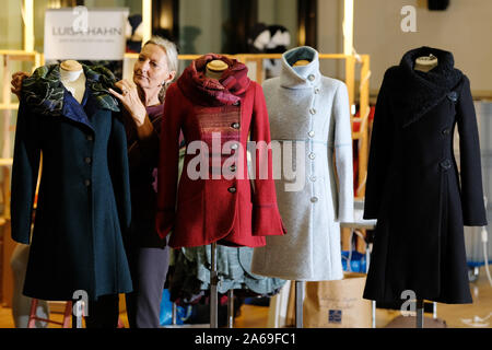 Leipzig, Deutschland. 24 Okt, 2019. Fashion Designer Luisa Hahn zeigt Mäntel aus Ihrer Sammlung im Designer öffnen Messe in der Kongresshalle. Vom 25. bis 27. Oktober 2019, über 160 Aussteller aus 10 Ländern präsentieren innovative und nachhaltige Ideen. Credit: Sebastian Willnow/dpa-Zentralbild/dpa/Alamy leben Nachrichten Stockfoto