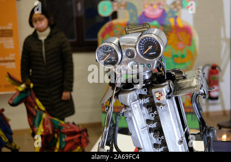 Leipzig, Deutschland. 24 Okt, 2019. Kunst aus dem Auto Schrott mit dem Titel 'Transfer' durch die koreanische Künstlerin Khan im Designer öffnen fair an der Koreanischen Upcycling Kunst & Design in der Congress Hall ausgestellt wird. Vom 25. bis 27. Oktober 2019, über 160 Aussteller aus 10 Ländern präsentieren innovative und nachhaltige Ideen. Credit: Sebastian Willnow/dpa-Zentralbild/dpa/Alamy leben Nachrichten Stockfoto