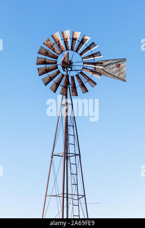 Windpump auf eine Iowa Bauernhof. Stockfoto