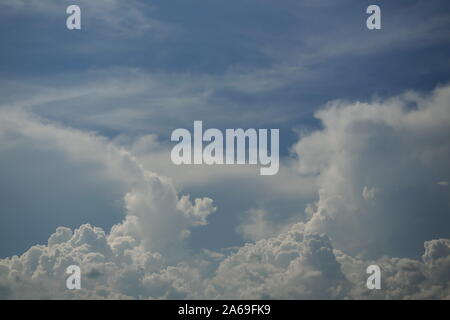 Cumulonimbus Wolkenformationen auf die tropischen blauen Himmel, Nimbus, abstrakten Hintergrund von Naturphänomen und graue Wolken hunk, Thailand Stockfoto