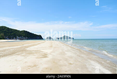 Beruhigende Meer mit Insel und blauer Himmel im Hintergrund bei Laem Sala Beach, Khao Sam Roi Yot Nationalpark, Prachuap Khiri Khan, Thailand Stockfoto