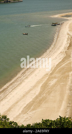 Luftaufnahme von Laem Sala Strand, Gruppe von Schiff im Meer reisen, Wave Blasen in das grüne Wasser Splash der braunen Sand, Khao Sam Roi Yot Nationalpark Stockfoto