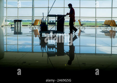 Silhouette von Hausmeister Reinigungsservice männlichen Kerl in künstlerischen Schuß Stockfoto