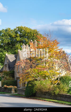 Cotswold Stone House in Batsford Dorf im Herbst. Batsford, Moreton-in-Marsh, Cotswolds, Gloucestershire, England Stockfoto