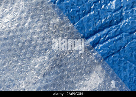 Klar Luftpolsterfolie Textur auf Kunststoff blau Postsack bereit zu senden. Stockfoto