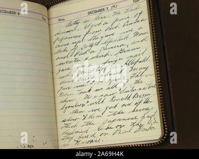 Vintage peresonal Tagebuch mit Hinweisen auf den Angriff auf Pearl Harbor Amerika treibt in den Zweiten Weltkrieg. Stockfoto