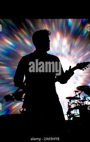 Elegante rock heavy metal Gitarrist silhouette live auf der Bühne Stockfoto