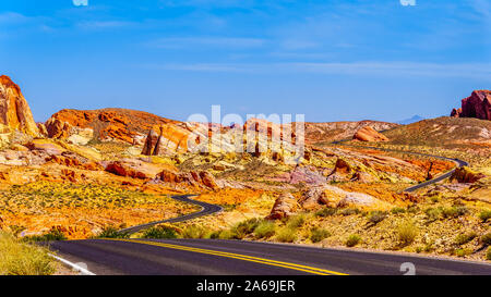 Die bunten Aztec Sandstein Felsformationen entlang der weißen Kuppeln Straße wie es schlängelt sich durch das Tal des Feuers State Park in Nevada, USA Stockfoto