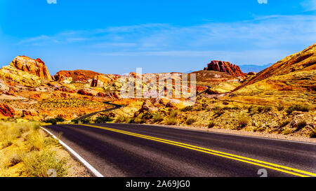 Die bunten Aztec Sandstein Felsformationen entlang der weißen Kuppeln Straße wie es schlängelt sich durch das Tal des Feuers State Park in Nevada, USA Stockfoto