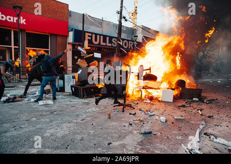 QUILPUE, CHILE - 20. Oktober 2019 - Barrikaden während der Proteste der "Evade" Bewegung gegen die Regierung von Sebastian Pinera Stockfoto