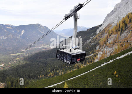 Grainau, Deutschland. 24 Okt, 2019. Kabine der Zugspitzbahn auf dem Weg zum Gipfel, Zugspitze, Zugspitzmassiv. Gipfelstation. Premierminister Soeder lädt ein zu der jährlichen Konferenz der Staats- und Regierungschefs auf Schloss Elmau am 24. und 25.10.2019. | Verwendung der weltweiten Kredit: dpa/Alamy leben Nachrichten Stockfoto