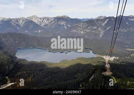 Grainau, Deutschland. 24 Okt, 2019. Blick von der Hütte der Zugspitzbahn auf den Eibsee. Premierminister Soeder lädt ein zu der jährlichen Konferenz der Staats- und Regierungschefs auf Schloss Elmau am 24. und 25.10.2019. | Verwendung der weltweiten Kredit: dpa/Alamy leben Nachrichten Stockfoto