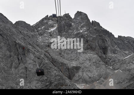 Grainau, Deutschland. 24 Okt, 2019. Kabine der Zugspitzbahn auf dem Weg zum Gipfel, Zugspitze, Zugspitzmassiv. Gipfelstation. Premierminister Soeder lädt ein zu der jährlichen Konferenz der Staats- und Regierungschefs auf Schloss Elmau am 24. und 25.10.2019. | Verwendung der weltweiten Kredit: dpa/Alamy leben Nachrichten Stockfoto