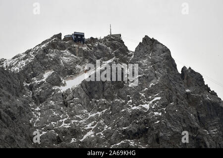 Grainau, Deutschland. 24 Okt, 2019. Blick von der Talstation der Zugspitzbahn auf die Zugspitze, Zugspitzmassiv. Gipfelstation. Premierminister Soeder lädt ein zu der jährlichen Konferenz der Staats- und Regierungschefs auf Schloss Elmau am 24. und 25.10.2019. | Verwendung der weltweiten Kredit: dpa/Alamy leben Nachrichten Stockfoto