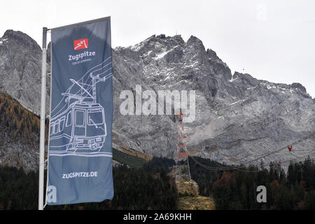 Grainau, Deutschland. 24 Okt, 2019. Blick von der Talstation der Zugspitzbahn auf die Zugspitze, Zugspitzmassiv. Gipfelstation. Premierminister Soeder lädt ein zu der jährlichen Konferenz der Staats- und Regierungschefs auf Schloss Elmau am 24. und 25.10.2019. | Verwendung der weltweiten Kredit: dpa/Alamy leben Nachrichten Stockfoto