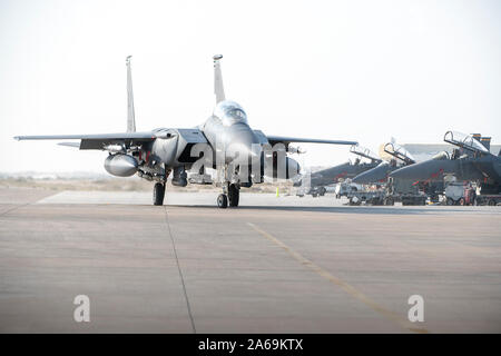 Ein US Air Force F-15E Strike Eagle von der 494th Fighter Squadron taxi Park im Al Dhafra Air Base, Vereinigte Arabische Emirate, Okt. 18, 2019. Die 494Th FS "Leoparden" bereitgestellt von der 48th Fighter Wing, Royal Air Force Lakenheath in England. Der Strike Eagle die vielfältige Mischung von Flugzeugen verbindet an ADAB zusätzliche F-15E und F-35 der Blitz, IIs, KC-10 Extender, E-3 Sentrys, und RQ-4 Global Hawks die laufenden Operationen in der Region zu unterstützen. (U.S. Air Force Foto von Tech. Sgt. Kat Justen) Stockfoto