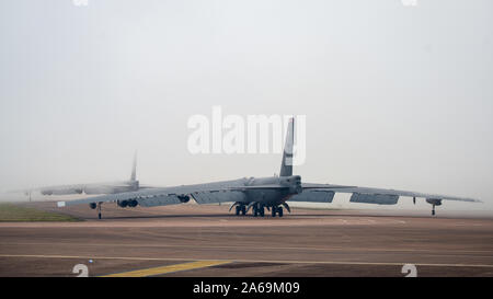 Zwei B-52 der US Air Force H Stratofortress Flugzeuge bereitgestellt von Barksdale Air Force Base in Louisiana, Taxi vor dem Abheben an RAF Fairford, England, Okt. 23, 2019. Die beiden Bomber flogen in der Nähe der Ostsee als Teil der Bomber Task Force Europa 20-1 theater Integration durchzuführen, und verbessern Sie die Bomber Interoperabilität mit gemeinsamen Partnern und alliierten Nationen. (U.S. Air Force Foto: Staff Sgt. Philip Bryant) Stockfoto