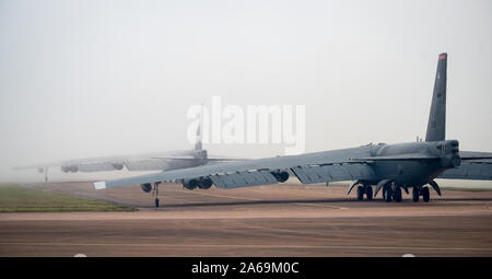 Zwei B-52 der US Air Force H Stratofortress Flugzeuge bereitgestellt von Barksdale Air Force Base in Louisiana, Taxi vor dem Abheben an RAF Fairford, England, Okt. 23, 2019. Die beiden Bomber flogen in der Nähe der Ostsee als Teil der Bomber Task Force Europa 20-1 theater Integration durchzuführen, und verbessern Sie die Bomber Interoperabilität mit gemeinsamen Partnern und alliierten Nationen. (U.S. Air Force Foto: Staff Sgt. Philip Bryant) Stockfoto