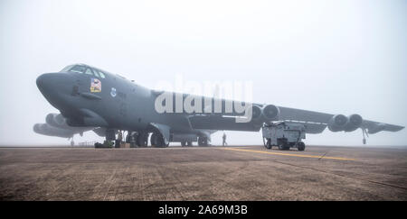 Us Air Force Piloten in die zweite Bombe Flügel von Barksdale Air Force Base in Louisiana zugeordnet, bereiten Sie ein US Air Force B-52 H Stratofortress für nehmen Sie während der Bomber Task Force Europa 20-1, Oktober 23, 2019, an RAF Fairford, England. Diese Implementierung ermöglicht Flugzeugbesatzungen und support Personal theater Integration durchzuführen und zu verbessern Bomber Interoperabilität mit gemeinsamen Partnern und alliierten Nationen. (U.S. Air Force Foto von Airman 1st Class Duncan C. Bevan) Stockfoto