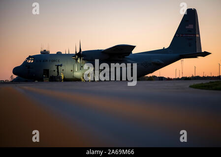 Mitglieder des 179Th Airlift Wing Instandhaltungsgruppe arbeiten an der C-130H Hercules in den frühen Morgen an der 179th Airlift Wing, Mansfield, Ohio, als Teil des normalen Betriebs, Okt. 23, 2019. Die 179Th AIrlift Wing ist immer auf einer Mission, die erste Wahl zu sein, der Zustand und die Missionen mit einem vertrauenswürdigen Mannschaft der Flieger zu reagieren. (U.S. Air National Guard Foto von Tech. Sgt. Joe Harwood) Stockfoto