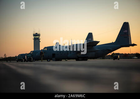 Mitglieder des 179Th Airlift Wing Instandhaltungsgruppe arbeiten an der C-130H Hercules in den frühen Morgen an der 179th Airlift Wing, Mansfield, Ohio, als Teil des normalen Betriebs, Okt. 23, 2019. Die 179Th AIrlift Wing ist immer auf einer Mission, die erste Wahl zu sein, der Zustand und die Missionen mit einem vertrauenswürdigen Mannschaft der Flieger zu reagieren. (U.S. Air National Guard Foto von Tech. Sgt. Joe Harwood) Stockfoto