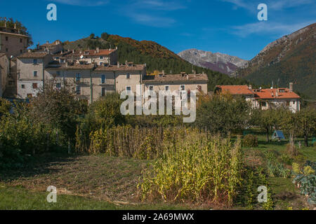 Herbst Blick von Civitella Bomba mittelalterlichen Dorf, das bekannt ist für die natürliche Reserve von Wolf Stockfoto