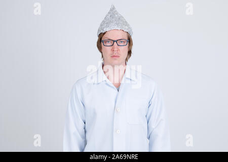 Junger Mann Doktor mit Tinfoil hat das Tragen von Brillen Stockfoto