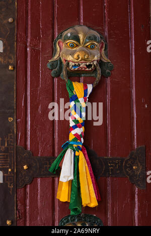 Geflochten, Quasten, die gebetsfahnen auf der Guardian lion Tür zieht am Eingang des Norbulingka Palast in Lhasa, Tibet. Stockfoto