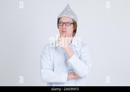 Junger Mann Doktor mit Tinfoil hat Denken und Suchen Stockfoto