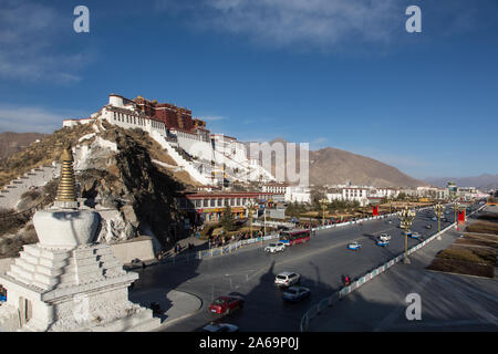 Der Pardo Kaling chorten oder Stupa vor dem Potala Palace, dem ehemaligen Winterpalast des Dalai Lama in Lhasa, Tibet. Ein UNESCO Weltkulturerbe. Stockfoto