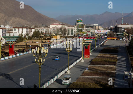 Beijing East Road oder Mitte Dekyi Lam läuft vor dem Potala Palast und in der Innenstadt von Lhasa, Tibet. Am Recht ist der Potala Platz. Stockfoto